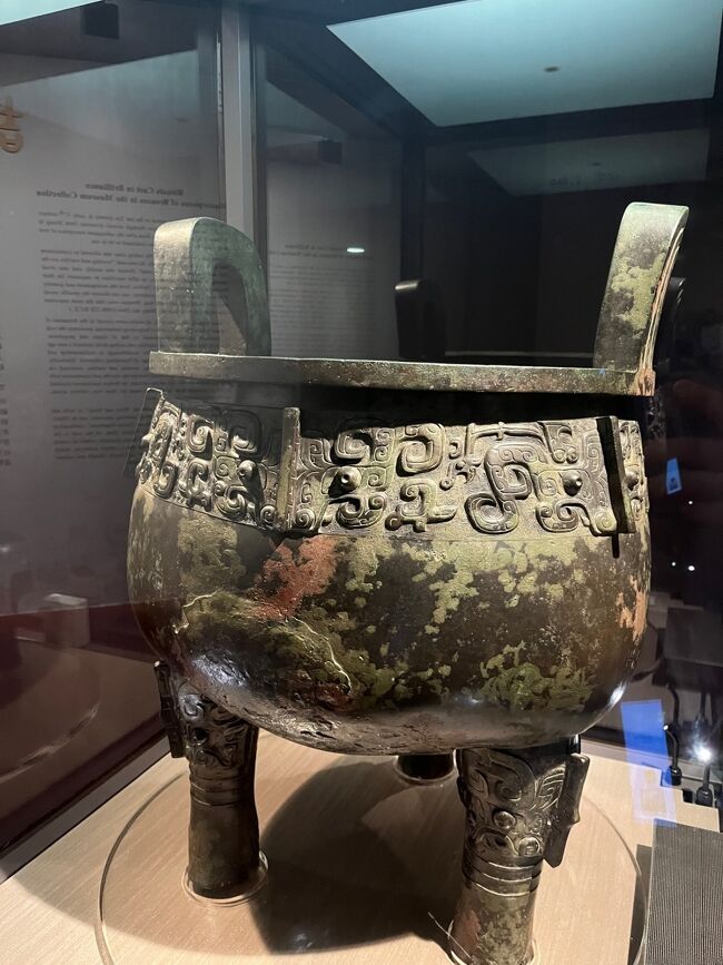 再び鼎　ちなみに下から炙って肉類などを煮るものみたいです<br /><br />ディンタイフォンも漢字だと”鼎泰豊”　と鼎が入っていますね