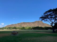 下していただいた公園はここカピオラニ公園

このベンチからダイヤモンドヘッドを眺めます。
今回は ダイヤモンドヘッドのトレッキングは予定していないので
眺めるだけ

カピオラニ公園まで徒歩の往復は文句出そうだったので
片道だけなら景色をみながらいい感じ