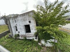 あがいんステーションの向かい側には、震災遺構の旧女川交番があります。
土台ごとひっくり返された交番。
でも脇からは木が生えて来ていて、時の流れを感じます。