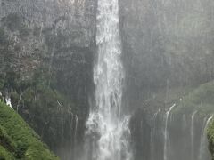 ものすごい水量！

それにしても土砂降りすぎるー！写真撮るのもびしょ濡れに。


滝はもう、これはこれで、すごい迫力！貴重な体験ができたと思おう！

でも、早々に撤収ー！