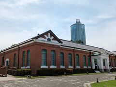 台南駅の手前になんか雰囲気のある建築物発見。
近づくとスタバの看板あり。
スタバってこういう場所好きですね。