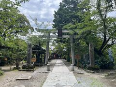 奥には神社がありました。