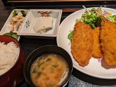 晩御飯はフライ定食。
白米と味噌汁で安心するのは日本人だからか。