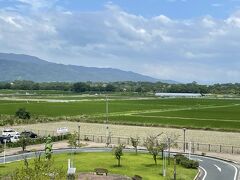 神埼駅からみた吉野ヶ里歴史公園
吉野ヶ里歴史公園は、裏門が神埼駅、正門が吉野ヶ里公園駅が最寄りとなる。