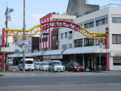 【16日目】4月10日（月）その2
10:38　枡形（ますがた）停留場（高知県高知市升形）
停留場の南側にある坂本龍馬誕生の地、裏通りの龍馬の生まれたまち記念館や龍馬郵便局を回ってきました。
これから停留所の前から始まる枡形商店街を北へ通り抜けて、城西公園、寺田虎彦記念館、高知城へと回ります。