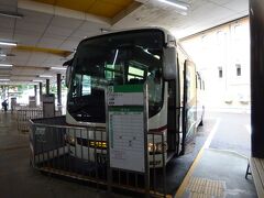 【その１】からのつづき

まだ７月中旬、梅雨も明けてないのに暴力的に暑い今日この頃。
涼を求めて標高の高いところへ。

北陸新幹線で上田に向かい、そこから草津温泉行きのバスに乗った。
この沿線から草津と言えば軽井沢からのルートが一般的だけど、こういうルートもある、ということで。

お昼頃、草津温泉バスターミナルに到着。
このバスは約２時間後、今度は横浜駅行きの高速バスに変身する。
要するに車庫のある上田からの送り込みを兼ねている。