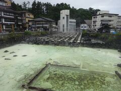 手前にある木枠のあたりから、お湯がグラグラと湧いて出ていて、奥の木桶の方に流れていく。
超有名な景色。