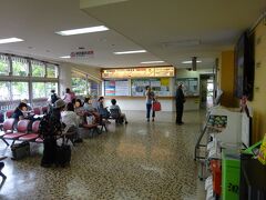 草津温泉バスターミナルは、地形的に坂道の途中にあり、その関係でバス乗り場は２階にある。
２階にある待合室。写真奥に切符売場、写真手前には喫茶店がある。
