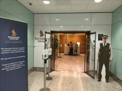 時間どうり到着し、ロンドン空港では乗継時間が2時間弱あったのですが、セキュリティーチェックやイミグレ（乗継でもチェックがある）がめっちゃ混んでいた。お客さんが多過ぎと言うより係員が少ない過ぎるのとシステムが途中でダウンしたため列が進まない。
結局ラウンジ諦めてギリギリでゲートに到着するとANAの係員がディレイするからラウンジでお待ちくださいって。