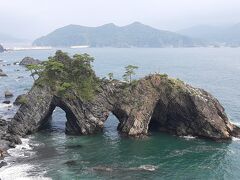 翌日、少し北上し、大船渡碁石海岸ICから海岸線を南下しました。

穴通磯。
海水の浸食によって岩に3つの巨穴が空いています。

駐車場から遊歩道を降りていくと展望所に付きます。
つまり、帰りは登ります（そっちか）。

