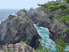 雷岩?乱曝谷展望台からの景色。

左が雷岩、右の陸地との間が乱曝谷です。