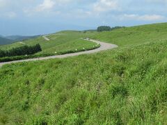 八島湿原から車山に向かうビーナスラインは曲がりくねった道路が続きますが、道路沿いには緑豊かな草原が広がっていて、気持ち良いドライブが楽しめます。6月はレンゲツツジが、7月にはニッコウキスゲが見られ、高山植物も数多く生育しています。