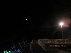 １９３２．火曜。桟橋の根元側。お月様６夜。曇りでしたのにいつのまにか三日月が出ている。