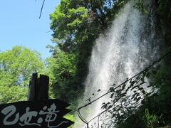 横谷渓谷を流れる渓流沿いに造られた遊歩道の入口近くにある滝です。遊歩道のすぐ近くから流れ落ちているため、水しぶきをあげて流れ落ちる滝をすぐ近くで見ることができ、水しぶきを感じることもできます。マイナスイオンが多く発生していて、とても気持ち良く感じられます。