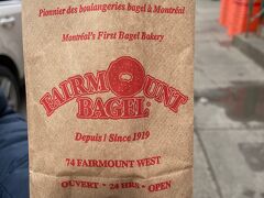 次はベーグル屋さんへ.。Fairmount Bagel。