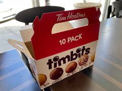 さて、翌日。まちなかのドーナッツ屋さんへ。Tim Hortons、アイスホッケーの元名選手が開いたチェーン店らしい。