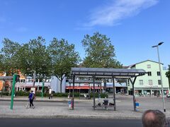 Dachau Bahnhof に到着。
駅を出てバス乗り場に。
朝早い時間ですがバス停には行列ができています。