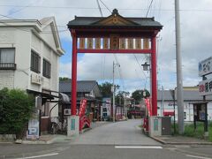 次にぴんころ地蔵が安置されている佐久成田山薬師寺に行きました。ここから参道が始まります。