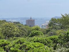 鹽竈神社に到着です。参道から海が見えます。
私たちが訪れた1週間後にテレビ東京系のローカル路線バス陣取り合戦が放送されて、太川陽介さんのチームが鹽竈神社に来て200段の階段を登ってお参りに来ていました。
バス停からだと階段を登りますが、車だと裏側に駐車場があるので、ほとんど階段を上ることなく参拝出来ます。