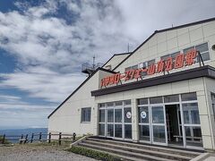 そして八甲田ロープウェイ。往復2,000円で上ってみることに。
思ってたより長い～！
下で、「今日は風が強いのでロープウェイを止めることもあるかもしれません」と言われる。でも下は全然風が強いと思わなかったんですが・・・。