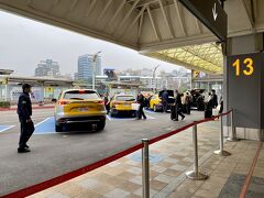 松山空港内、国際線ロビーのペリカン便カウンターで
新しいWi-Fiルーターと交換してもらい、再出発！
タクシーで一直線に松山駅へ。