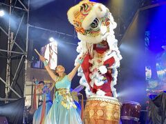 信義区百貨店街真ん中の「香堤大道廣場」特設ステージにて
華やかな太鼓＆獅子舞ショー