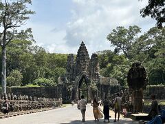 10:40
アンコール・トムへ行きます。
南大門。