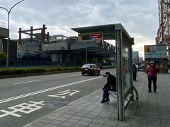 西門駅から25分ほどで、板南線終点の新北市「頂埔站」へ。

頂埔站４番エレベーター出口近くのバス停から三峽へ。
