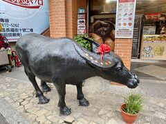 三峽老街前、「清水厳祖師廟」脇の黒牛オブジェを横目に通り過ぎ
金牛角（牛の角の形に似たクロワッサン型の堅パンが三峽の名物）