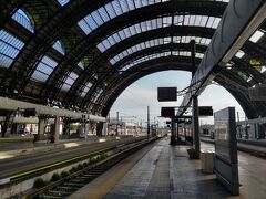 ミラノ中央駅からベネチアサンタルシア駅に向けて出発
欧州の駅って基本的に私鉄ターミナルというか、昔の上野駅というか、行き止まり形式です。電車なら余程本数多くなければ大丈夫だけど、昔の機関車けん引の列車だと反対方向に向かうには機廻線が無いから別の機関車を反対側に繋いで出発したのでしょうか？近距離なら推進運転もありだと思いますが。
リンクバッファ式連結器が主流だったので、推進運転は良いとして、連結、解放は自動連結器でなければ大変だったろうにと思います。