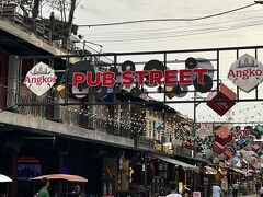 18:00
部屋でシャワーを浴びて、シェムリアップの繁華街パブストリートにきました。