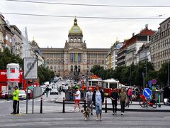 ヴァーツラフ広場を歩きました。

ここはプラハの春の舞台になった場所だそうです。
奥の建物は国立博物館

左に曲がります。