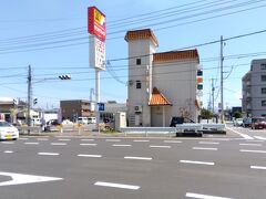 もう一度、前回の福成踏切跡。
この写真の看板側には、以前はパチスロ店が立っていましたが、昨年あたりに解体されて現在は駐車場になっています。