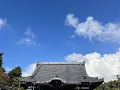 お次は本覚寺。

足利持氏が鎌倉の夷堂があった場所に寺を建てて日出に寄進した寺院。
入口のところにえびす様もお見掛けしました。

この日案内して下さった人力車は「えびすや」さんでしたが、まったく無関係とのことでした（笑）