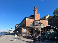 Fotografiskaという美術館を通り過ぎ、その先にあるViking Lineのターミナルへ。もちろんバスでも行けるけど、運動のために歩いた。