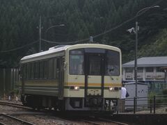 出雲三成で交換列車の到着を待つ