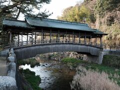 【3日目　3月30日(木)】
鞘橋（さやばし）
朝食前に一人でホテル周辺を散歩。
この橋は日本では珍しく屋根付きのアーチ形の木造橋。現在は通行止めで祭礼の時だけ通行可能。

