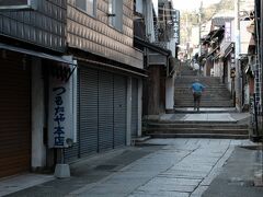 当然ですが石段のお店は何処も開店前です。昨日のシャッター街は寂しく感じましたけど、今朝はなかなか良い感じに映ります。