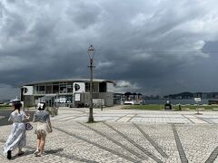 何やら雲が厚くなってきて不穏な空気が…駅からすぐのフェリー乗り場に向かいます。