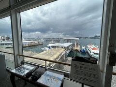 待合室の2階は海自広報展示館になっています。20分おきにやってくるフェリーの待ち時間にちょうどいい展示内容でした。