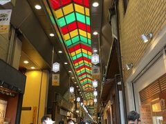 暑いのでもう観光は無理です！
錦市場に着いたので、お店をぶらぶら。
写真を撮り忘れたけど卵焼きを食べたり、友達は海鮮焼きを食べたりしました。
だいぶ外国の観光客が戻ってきてここは特に人気なので、半分くらいは外国の人だったんじゃないかと思うほど。
屋根があるし、お店は空調が効いてるしで快適。