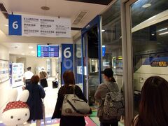 静岡空港行きのリムジンバスが出ているのでそれに乗って行きます。
本数が少ないので乗る前に下調べ必要です！

交通系ICカードでの支払いも可能です(^_-)-☆。