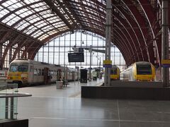 改札がないから電車もよく見えますね