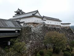 高く積まれた石垣の上に天守が建ちます。