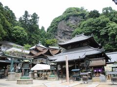 本堂は岩山にへばり付く様に建てられています。