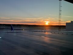 まさかこんなに遅くまでここにいる羽目になるとは。てかサンセット早いな。終電には間に合うけど、終電だと3時間も寝ないうちに月曜始業時間がやってくる。エクストリームすぎる。帰りはSASで買っていたけど、運航はSmartlynxというラトビアの会社だった。ホリデーデスティネーションに飛ばしてるらしく、スペイン語を話す乗務員が多かった。帰りの電車は1時間に1本しかないので、結構待たされ、帰宅は午前1時過ぎになってしまった。疲れた。