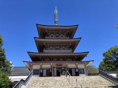 善光寺の北西側には戦没者の忠霊塔があります。
中には善光寺の宝物殿的な感じになっています。
ここは8年ほど前に観光できた際に寄りました。