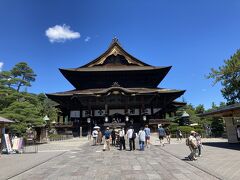 続いて善光寺でお参りをします。