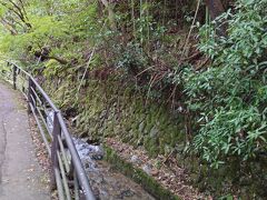 翌朝は、再度義実家に寄ってから、
いざ大原へ。

平日だからか渋滞もなく
無事大原エリアに到着。
40分位だったと思います。
大原エリアの駐車場は料金は
皆一日500円のようなので、
適当なところに停めました。

そこから
大原三千院を目指し歩きます。

川沿いの狭い道を登っていきます。

水がながれているからか、
涼しく感じます。
実際市街地より５度くらい涼しいようです。