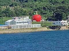 クルーズは７５分ほどですが、淡路島の西側にはキティーに関係する建物が見えます。その一つリンゴです。ここは、HELLO KITTY APPLE HOUSEで、隣の白い建物は上から見るとキティだと分かりますので、ググってみてください。